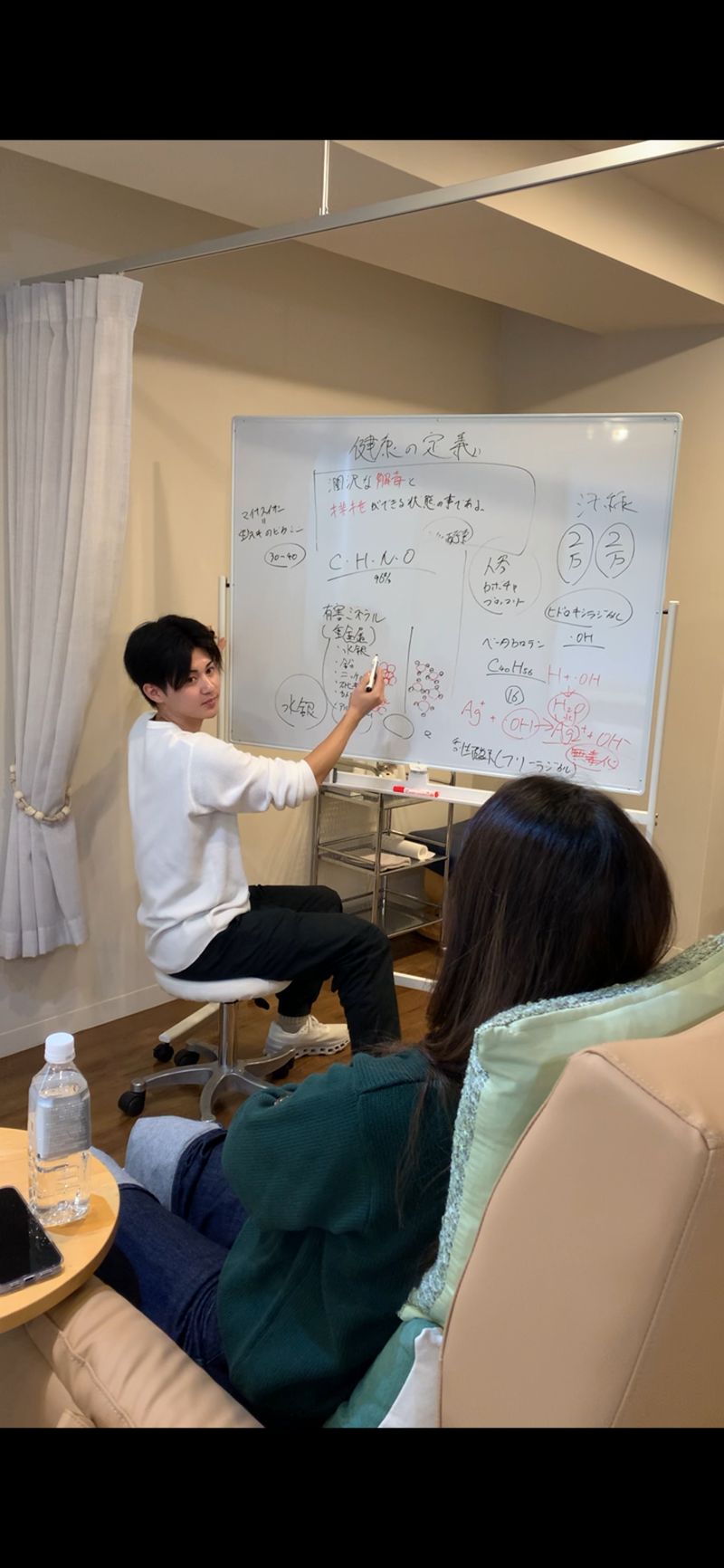 お客様に健康の定義を解説するOricky